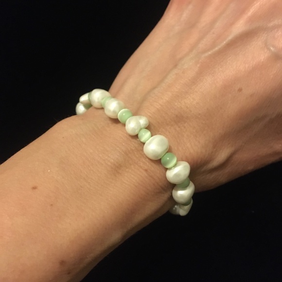 Faux White Pearl and Green Beaded Bracelet - Picture 3 of 5